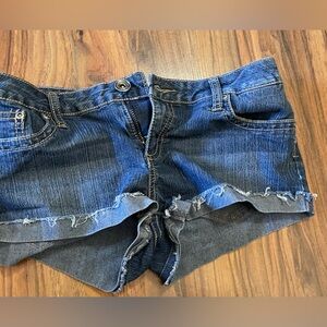 YMI Distressed Mid Rise Frayed Hem Dark Wash Denim Shorts SZ:7 Great Condition